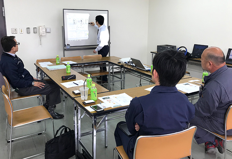 チーム：実践力のメンバーでの会議の様子